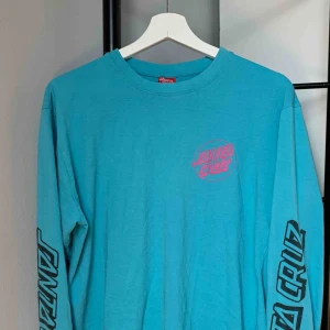  - En Santa Cruz långärmad blå tröja! Den är väldigt cool och skater aktig och jag gillar den mycket men har tröttnat lite på den nu! Frakt ingår inte!❤️