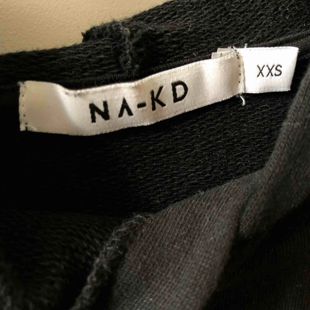 Snygg svart hoodie med röd text ”NA-KD” från NA-KD köpt förra året men bara använd några fåtal gånger! Jättefin röd färg och mycket bra kvalité:). Tröjor & Koftor.