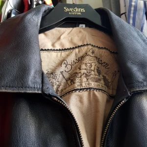  - Skit cool skinnjacka, perfekt för vintern! Coola tryck på insidan av jackan. Bra fickor också! Köpt second hand.