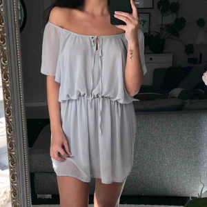  - En sommrig grå klänning som man kan ha både offshoulder och på axlarna! Dm om du är intresserad 🥰