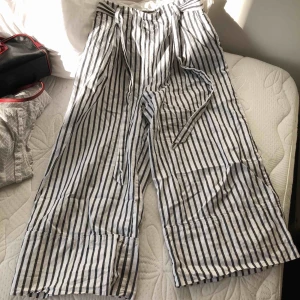  - Dessa suupersnygga byxor kan jag tyvärr inte ha längre, så nu är de till salu💓De är korta i benen, med som sista bilden visar en hög kant vilket är asnajs! Köpte byxorna på Monki förra sommaren och använde dem ofta när de fortfarande passade!