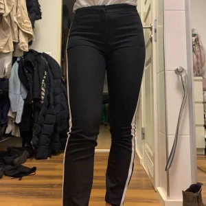  - Svarta kostymbyxor med vit rand. De var mina favoriter men jag har tyvärr växt ur dem, sjukt snygga byxor och de sitter som en smäck!