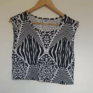  - Mönstrad crop top vero moda. 🌈 Kan skicka fler bilder vid intresse! Håller på att rensa inför en flytt, kommer att lägga upp massa kläder för ett billigt pris. Kan samfrakta och det går även bra att hämta det på söder i Stockholm där man kan fynda mer hemma hos mig! 🌟