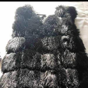  - Fin pälsväst i jätte bra skick. Den är i storlek S-M men skulle nog säga att den är en onesize för den ser bra ut på mig som är XS. priset går att diskuteras, Kan fraktas eller hämtas i Västerås.