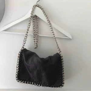  - Snygg väska med kedja