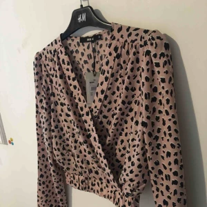  - Blus från BikBok, den har aldrig blivit använd, prislappen är kvar. Köparen står för frakten😊