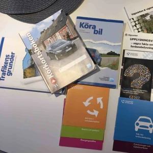  - Allt på bilden - 600kr  Går att köpa saker separat. - Kan posta men då står köparen för frakten - Borås/Göteborg   Jämförelse: Böckerna kostar ca 300kr/st nya, så här får du en på köpet + alla häften!