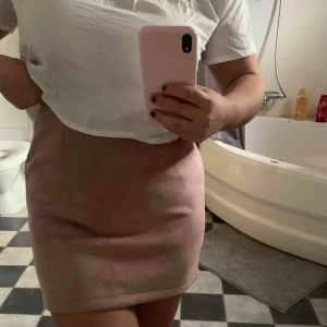  - Snygg kjol i mocka liknande material! Använt några få gånger men den kommer inte till användning längre, fint skick. Dragkedja bak (bild 2,3)🥰 frakt tillkommer!