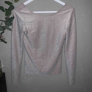  - Fin glittrig tröja med djup rygg från Bikbok! Storlek S men väldigt stretchig så passar även mindre och större storlekar. Fint skick 🥰 frakt tillkommer!