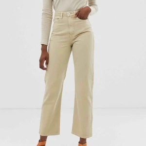  - Säljer dessa jeansen från weekday i modellen row. Aldrig använda, så i ett nytt skick. Säljer pga för stora för mig som vanligtvis har storlek 24 i midja. Nypriset är 500kr. (Köparen står för frakt) 