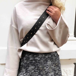  - Snyggt väskband i fake skinn. Priset inkluderar inte frakten.