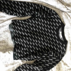  - Tröja från Zara, säljer pga ej använder. Vid frakt tillkommer 50 kr. Storlek S men passar även XS :)