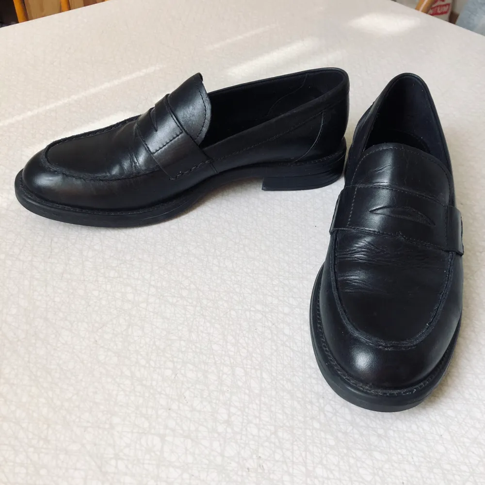 Svarta loafers i läder från Vagbond, stl 37. Köpta för ett år sen men knappt använda, nypris 1395kr. Frakt tillkommer.  🌑. Skor.