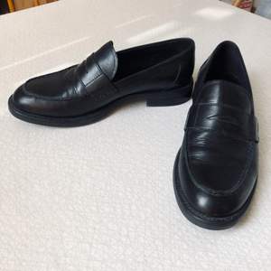 Svarta loafers i läder från Vagbond, stl 37. Köpta för ett år sen men knappt använda, nypris 1395kr. Frakt tillkommer.  🌑