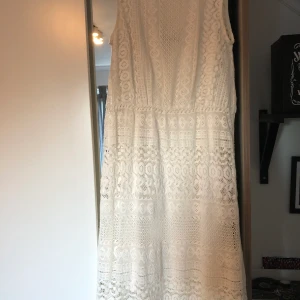 Vit klänning- Fint skick - Storlek XS/34 men passar även S/M eftersom den är strechig och ganska stor i storleken. Använd 2 gånger så i fint skick. Underklänning medföljer, den är inte genomskinlig alls. Köparen står för frakt. Mer bilder kan ordnas. 😊