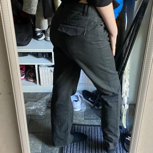 Supersöta byxor  - Säljer dessa fina byxor, använder väldigt sällan därav säljer jag dem, frakt 66kr💓💓 de står strlk 48 men skulle säga m/l