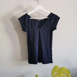 V-ringad ribbad topp - Mörkblå V-ringad ribbad topp från Bikbok, fint skick! Köparen står för frakt. 