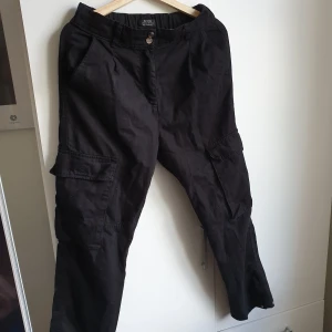 Byxor från bershka storlek 38 - Jättefina byxor från bershka. Stängs med dragkedja och två tryck knappar. Sparsamt använda. Frakt tillkommer 