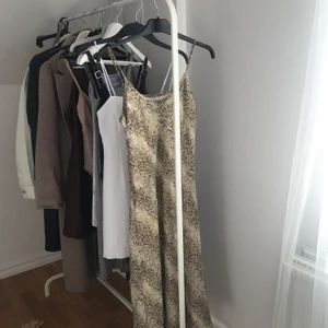 90s klänning - Perfekt 90s klänning köpt second hand men aldrig använd av mig. Fint skick. Dubbelt tyg så sitter väldigt fint 