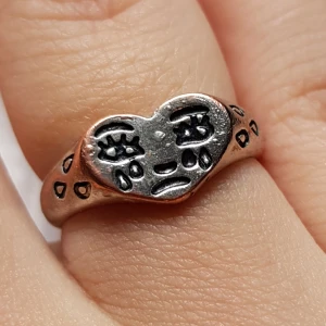 Först till kvarn!!! - Säljer denna ring som jag köpte här på plick inte så länge sedan, säljs pga den inte kommer till användning. Den är lite rostad på vissa ställen men ingenting som förstör (tycker jag). Frakt ligger på 11kr. Ringen är justerbar