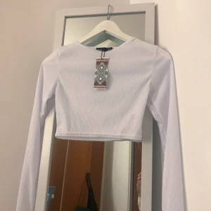 Vit topp - Vitt magtröja som tyvärr var förliten för mig.. det står det är en 36a, men är mer en 34a i storleken! Den är helt ny, och aldrig använd!! (Prislapp sitter kvar)