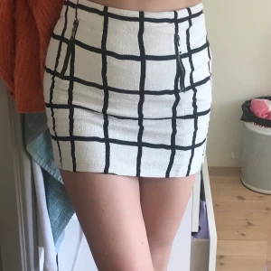 Rutig kort skjol - Jättefin och cool kjol från Topshop. Är lite för kort för mig som är 1.76 cm men sitter nog skitsnyggt på någon som är lite kortare! Kan mötas upp i Lund/Malmö annars står köparen för frakt:)