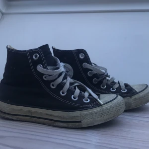 converse - Säljer ett par svarta converse för 200 kr. Ganska slitna men fortfarande fina. Köpta någongång på 00-talet. St 37. ❤️❤️