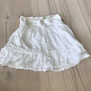 En fin H&M kjol. - En H&M kjol i  bra skick. Hög i midjan. Strycks innan den postas. Frakten tillkommer.