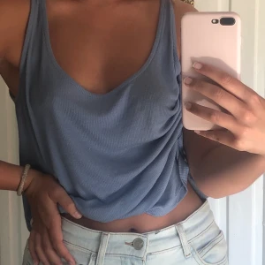 Blått linne! - Säljer detta fina blåa linne, med djup urringning i ryggen!😇💐 köparen står för frakt!💞