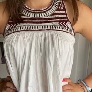 Embroided top from Hollister, in good condition, bought for 400 SEK but selling for 100 SEK, size M but fits like an S
