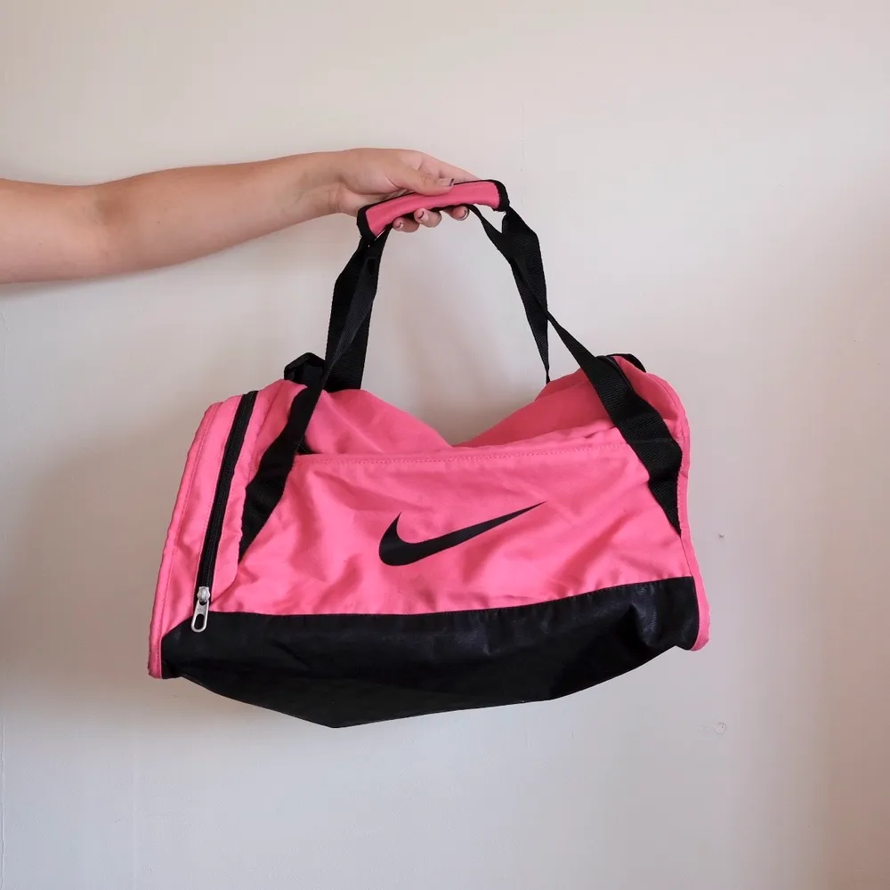 Nike träningsväska! Rymmer handduk, skor mm! Perfekt gymväska 💘. Väskor.