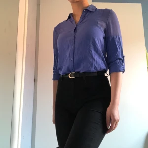 Viol blus skjorta - En härlig blus från newyorker som inte längre kommer till användning för mig. Den är i fint skick och storleken passar en XS/S