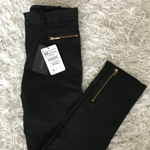 Svarta kostymbyxor från zara - Snygga svarta helt oanvända kostymbyxor/byxor med guld detaljer. Från zara i storlek XS