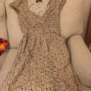 Retroklänning - Bomullsklänning i fint mönster från Fröken söt. Har använts en del men bra skick. Isydd underkjol. Frakt tillkommer.