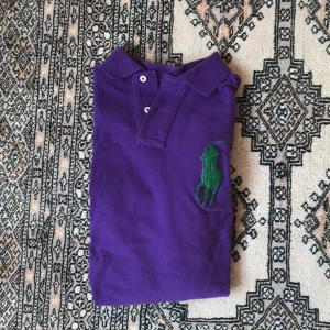 Lila långärmad piké från Ralph lauren - Jättebra skick, köpt på thernlunds. Nypris : 1100kr, storlek S