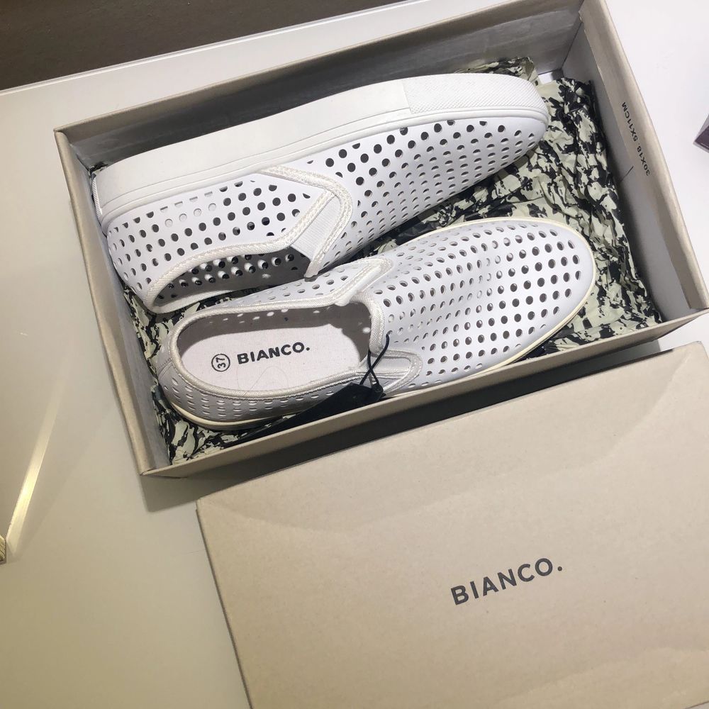 Säljer mina vita loafers helt oanvända från Bianco! . Skor.