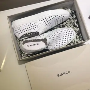 Säljer mina vita loafers helt oanvända från Bianco! 