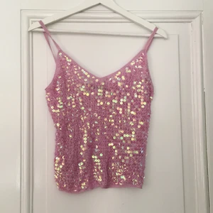 Glittrig top - Fest top. Det är ingen direkt storlek på den men jag skulle säga att den passar om man är ungefär 13+