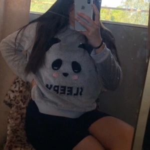 Mys tröja med tryck  - Super mysig tröja med gosigt material inuti.... använder inte längre🐻    M men passar S...         Kolla gärna in resten i min profil 🌎 Pris går att diskuteras!  Köpare står för frakt  📦 (66kr) totalt- 110kr 