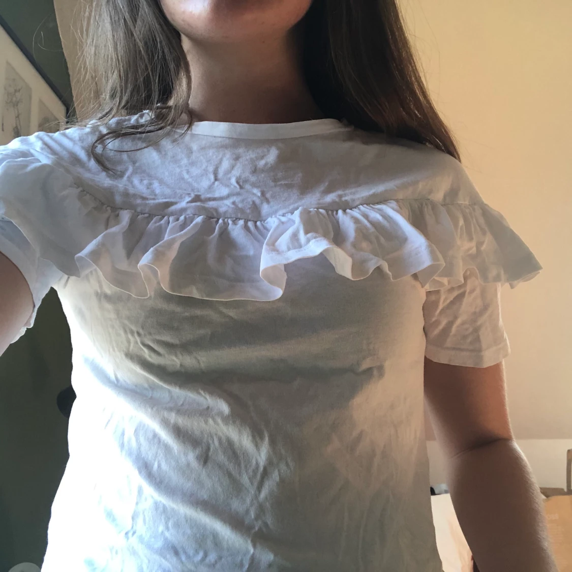 Vit t-shirt med cool volang detalj - 90