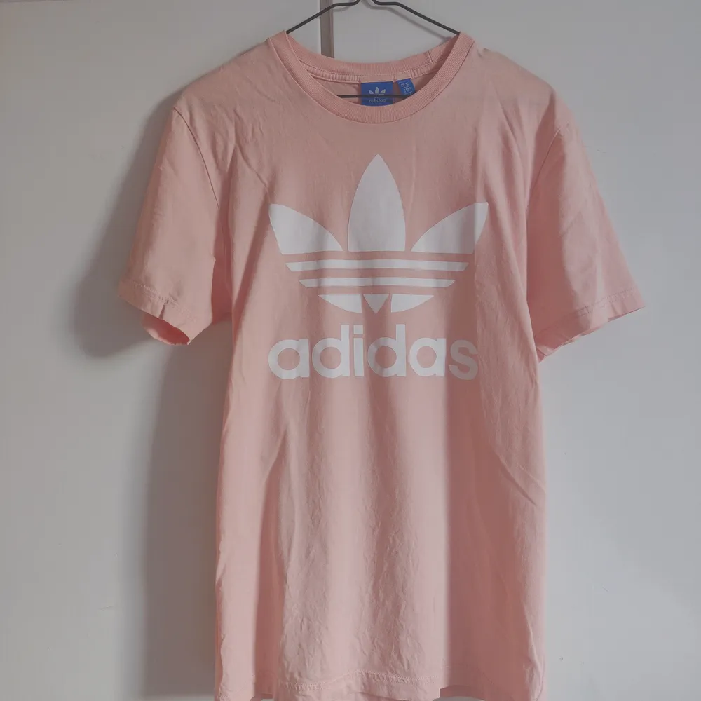 Adidas t-shirt i ljusrosa färg. Knappt använd. Litet hål i sidan längst ner (bild 3). Köpare står för frakt. ✨. T-shirts.