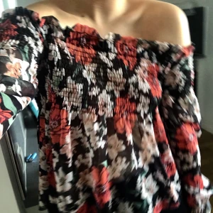 Off shoulder topp - Blommig off shoulder topp från Gina tricot! Frakten är inkluderad i priset! 50kr om vi möts upp (i Örebro)🌺🌸🌼