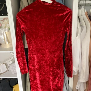 Röd klänning - Använd en gång