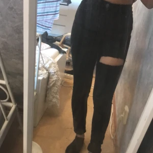 högmidjade jeans - Svarta jeans från lager 157. Ripped på ena låren. Köparen står för frakt 