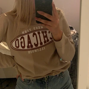 Sweatshirt  - Beige Sweatshirt med tryck på från boohoo. Endast använd några gånger! Högsta bud just nu 120(+frakten kostar 66kr)