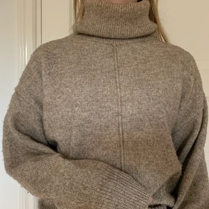 Hm stickad tröja  - Härlig stickad tröja med polokrage från hm i strl xs men passar även S och M☺️ En av mina absoluta favoriter under vintern🤗 130+frakt