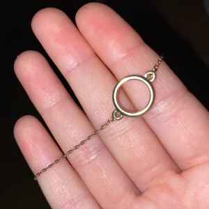 Gulfärgat armband!  - Jättefint guldfärgat (ej äkta guld) och justerbart armband! Bra skick! 30 kr + frakt!