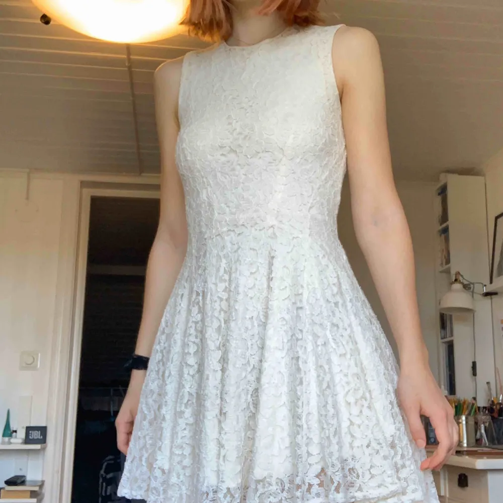 En super söt klänning med spets-tyg, använd max 3 gånger, jättefint skick!💛 Perfekt till sommaren eller skolavslutningen✨ Frakt tillkommer. Klänningar.