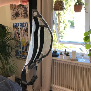Genomskinlig magväska - Snygg magväska från monki som inte används längre, köparen står för frakt<33