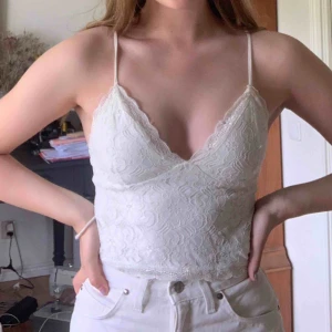  - Bralette/top i vit spets. 